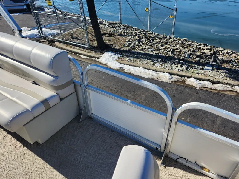 Slide: The Image of Sun Tracker FISHIN' BARGE 21 Signature Series 2010 - 10