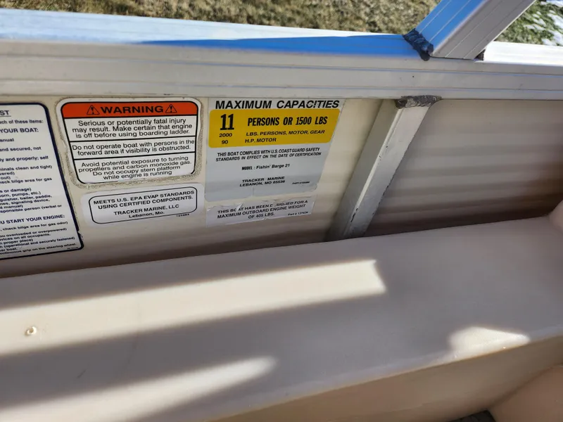 Slide: The Image of Sun Tracker FISHIN' BARGE 21 Signature Series 2010 - 12