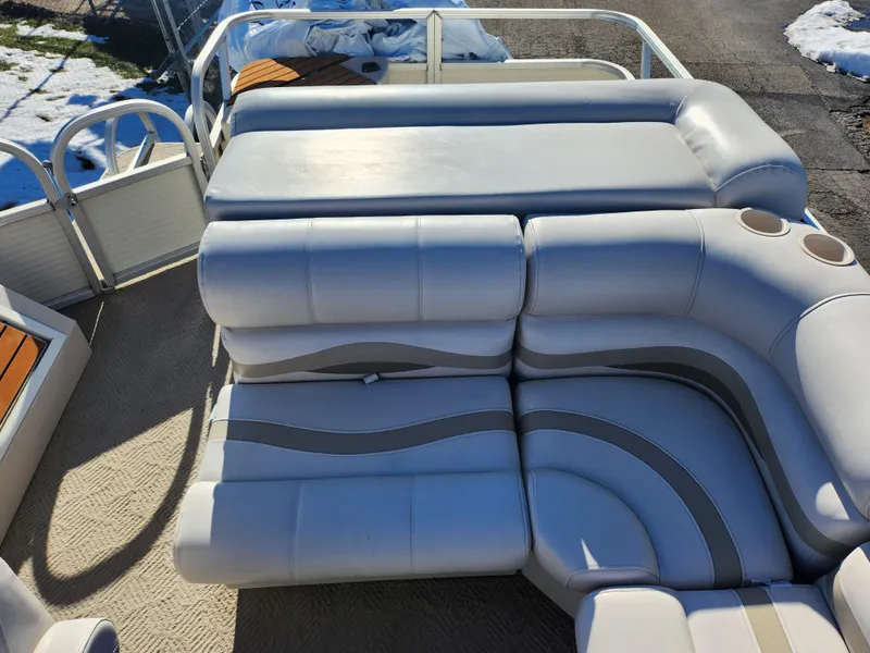 Slide: The Image of Sun Tracker FISHIN' BARGE 21 Signature Series 2010 - 13