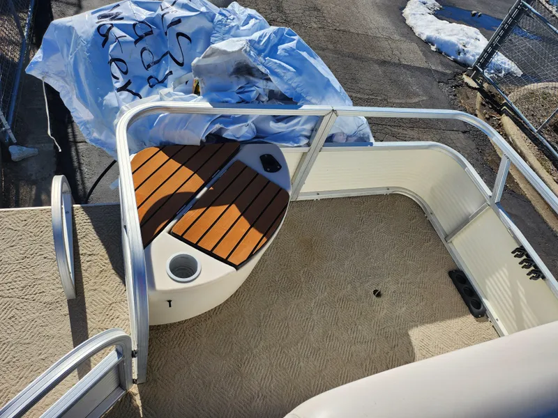 Slide: The Image of Sun Tracker FISHIN' BARGE 21 Signature Series 2010 - 15