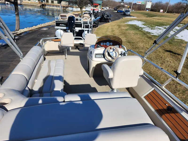 Slide: The Image of Sun Tracker FISHIN' BARGE 21 Signature Series 2010 - 18