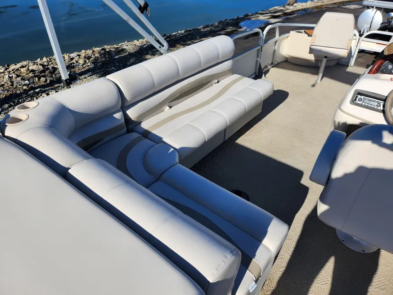 Slide: The Image of Sun Tracker FISHIN' BARGE 21 Signature Series 2010 - 19