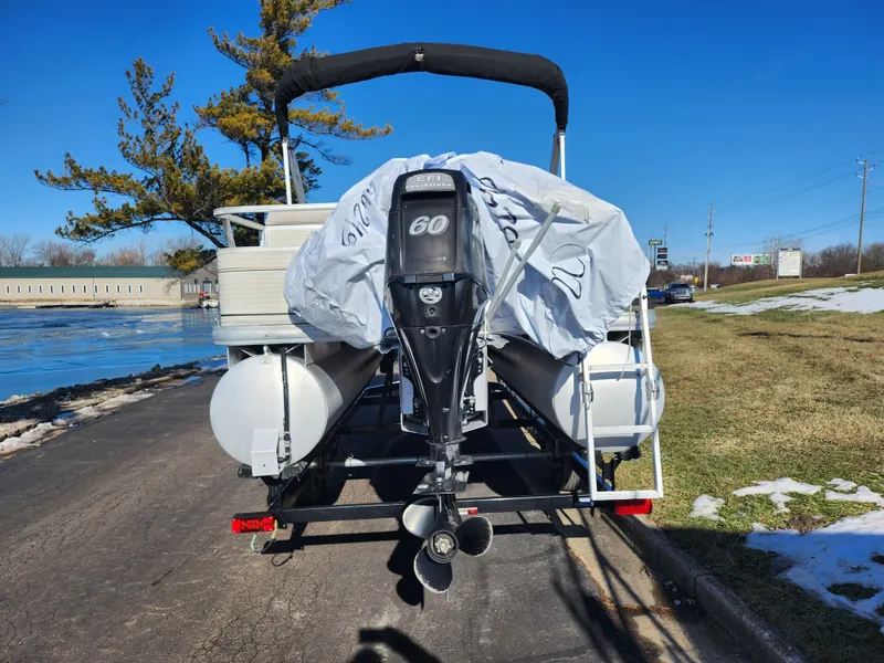 Slide: The Image of Sun Tracker FISHIN' BARGE 21 Signature Series 2010 - 2