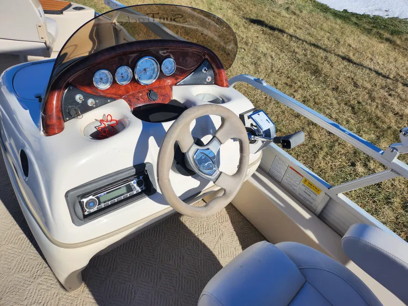 Slide: The Image of Sun Tracker FISHIN' BARGE 21 Signature Series 2010 - 20