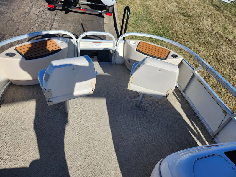 Slide: The Image of Sun Tracker FISHIN' BARGE 21 Signature Series 2010 - 21