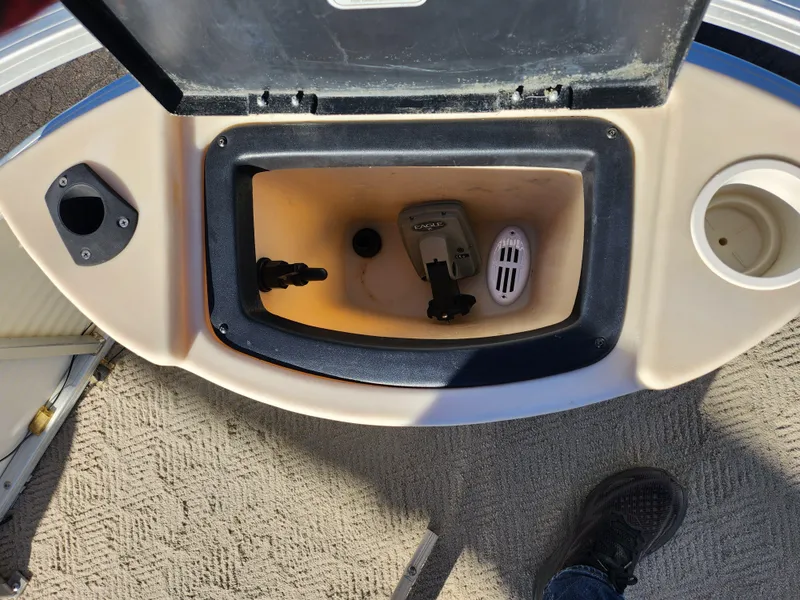 Slide: The Image of Sun Tracker FISHIN' BARGE 21 Signature Series 2010 - 22