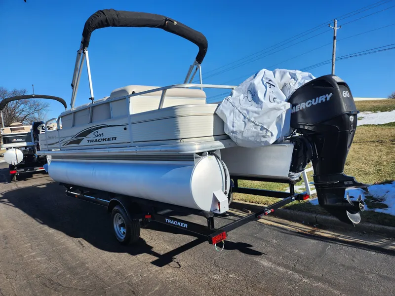 Slide: The Image of Sun Tracker FISHIN' BARGE 21 Signature Series 2010 - 3