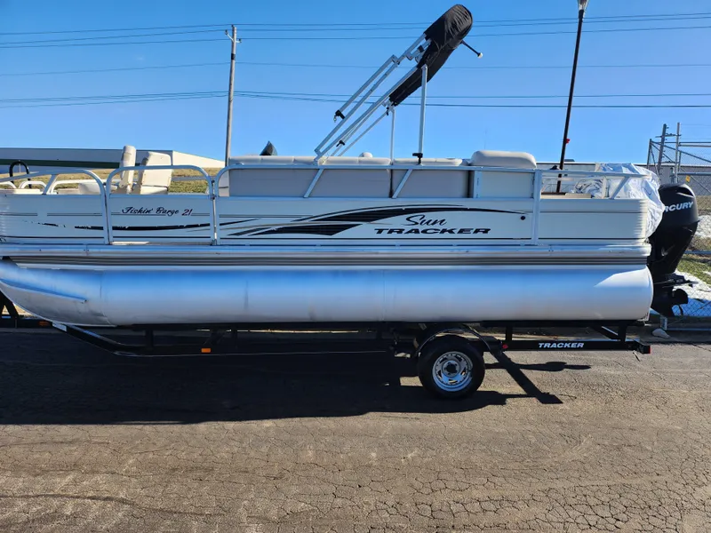 Slide: The Image of Sun Tracker FISHIN' BARGE 21 Signature Series 2010 - 4