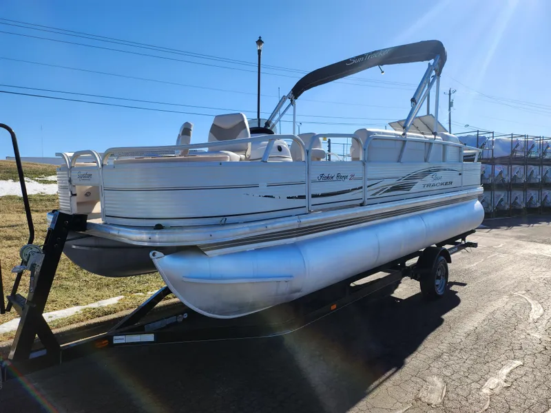 Slide: The Image of Sun Tracker FISHIN' BARGE 21 Signature Series 2010 - 5