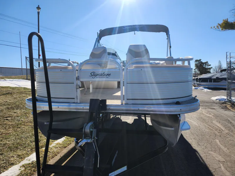 Slide: The Image of Sun Tracker FISHIN' BARGE 21 Signature Series 2010 - 6