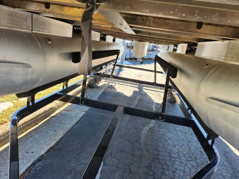 Slide: The Image of Sun Tracker FISHIN' BARGE 21 Signature Series 2010 - 7