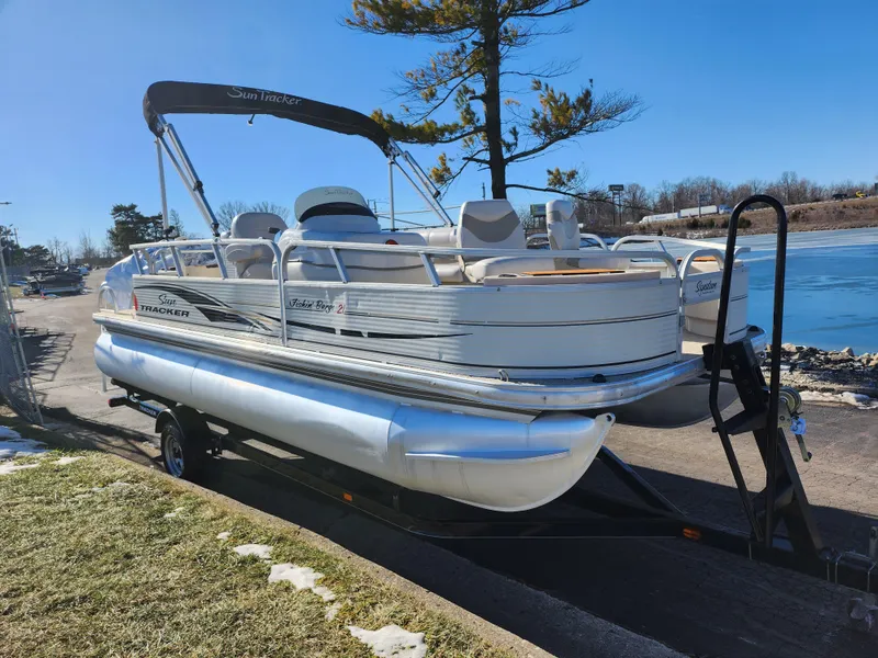Slide: The Image of Sun Tracker FISHIN' BARGE 21 Signature Series 2010 - 8