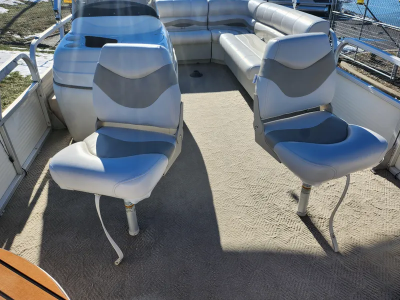 Slide: The Image of Sun Tracker FISHIN' BARGE 21 Signature Series 2010 - 9