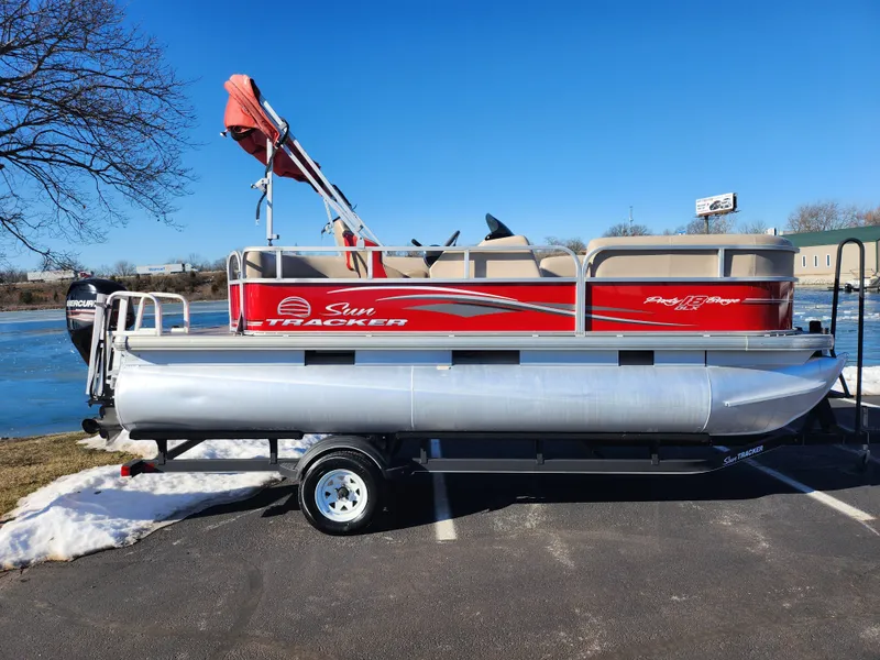 Slide: The Image of Sun Tracker Party Barge 18 DLX 2017 - 10