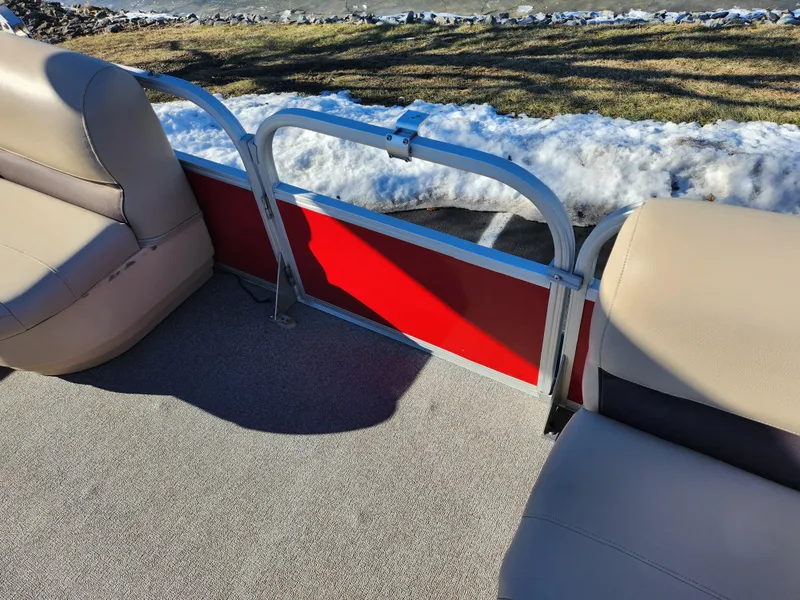 Slide: The Image of Sun Tracker Party Barge 18 DLX 2017 - 12