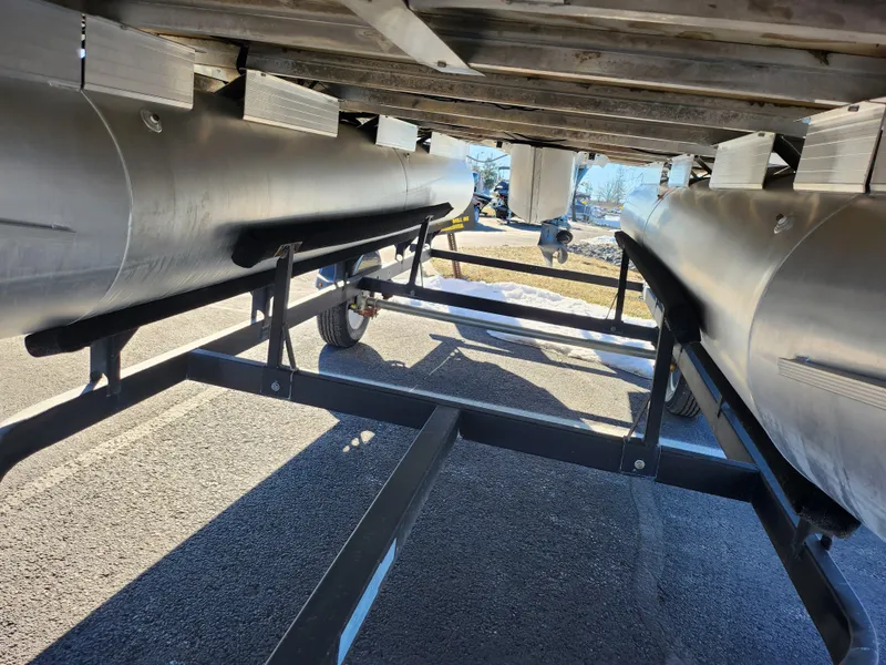 Slide: The Image of Sun Tracker Party Barge 18 DLX 2017 - 9