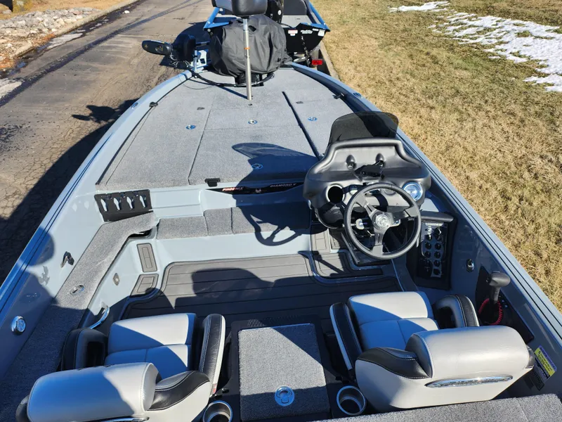 Slide: The Image of Phoenix Bass Boat 920 Elite II 2023 - 11