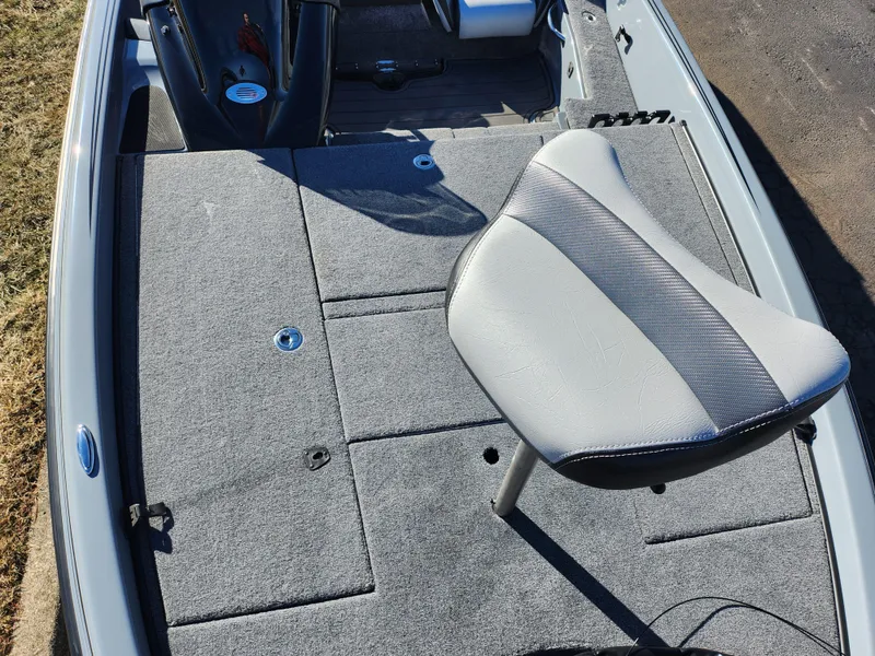 Slide: The Image of Phoenix Bass Boat 920 Elite II 2023 - 17