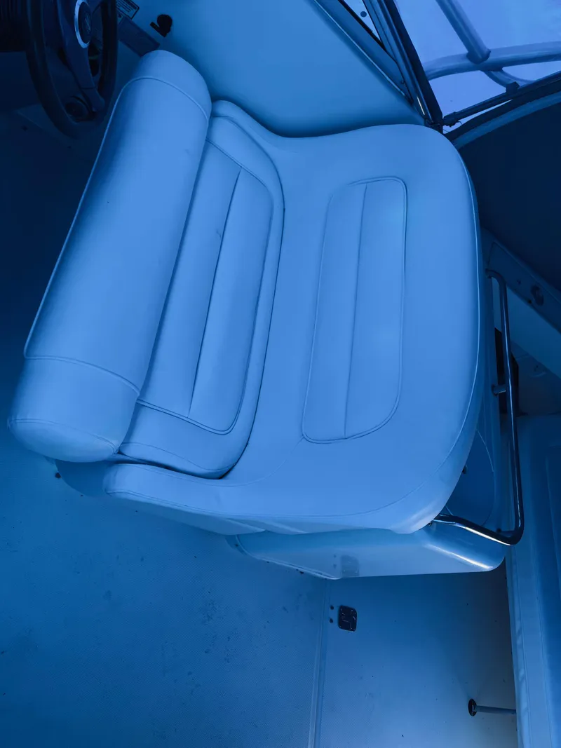 Slide: The Image of Captain's seat on a 2000 Sea Ray 290 Amberjack boat, viewed from above. - 17
