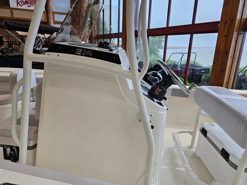 Slide: The Image of Mako 214 Center Console 2025 - 105