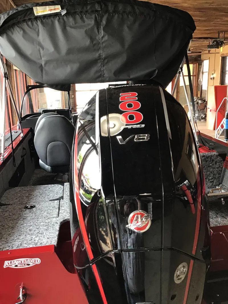 Slide: The Image of 2025 Tracker Targa V-18 Combo boat with powerful 800 V8 engine. - 3