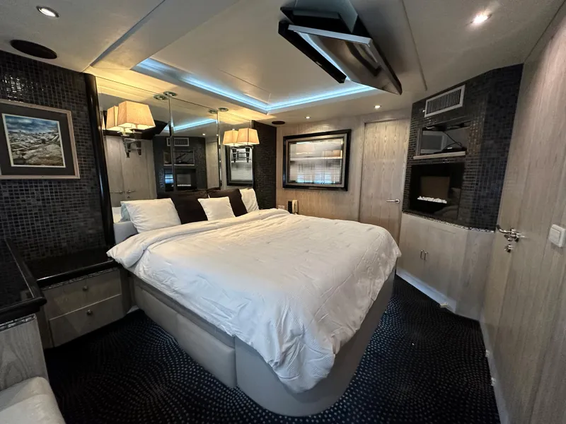 Slide: The Image of VIP - Guest Queen Stateroom - 29