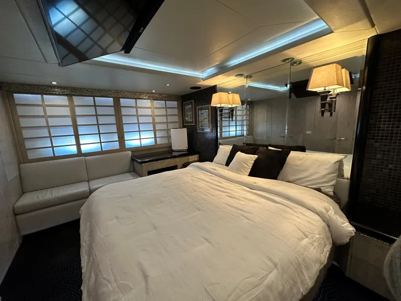 Slide: The Image of VIP - Queen - 30