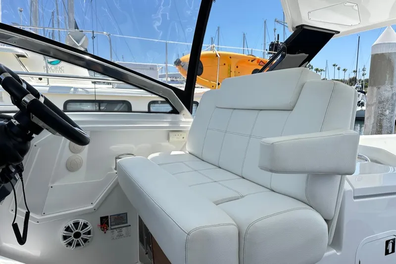 Slide: The Image of Cruisers Yachts 39 Express Coupe 2021 - 30