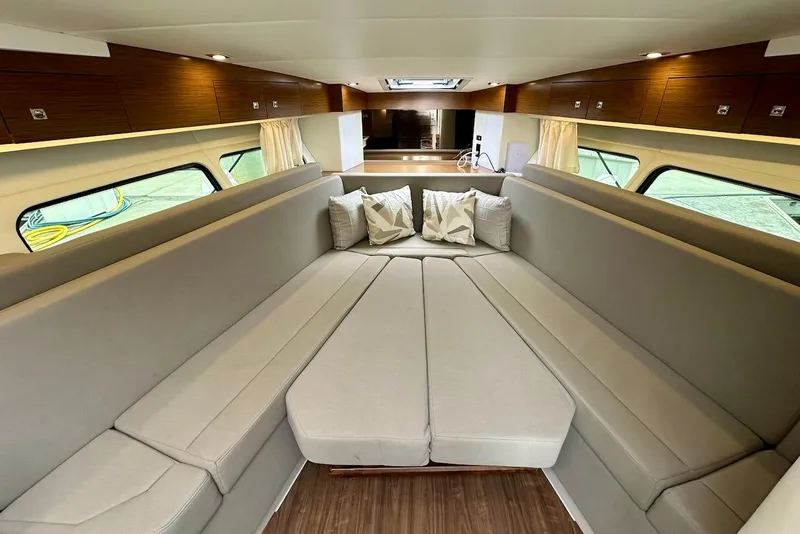 Slide: The Image of Cruisers Yachts 39 Express Coupe 2021 - 38