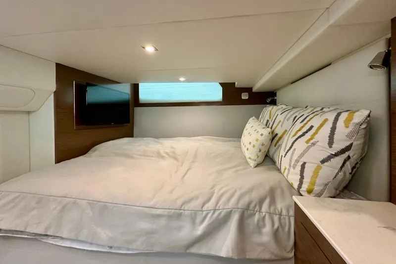 Slide: The Image of Cruisers Yachts 39 Express Coupe 2021 - 50