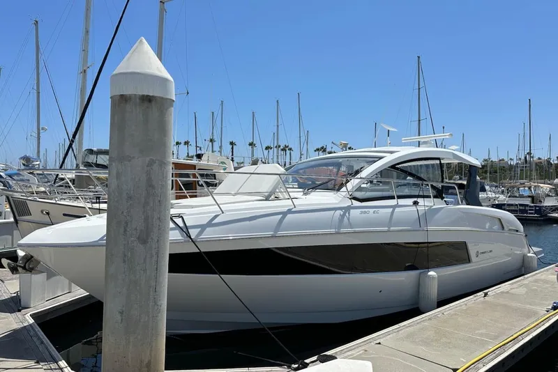 Slide: The Image of Cruisers Yachts 39 Express Coupe 2021 - 6