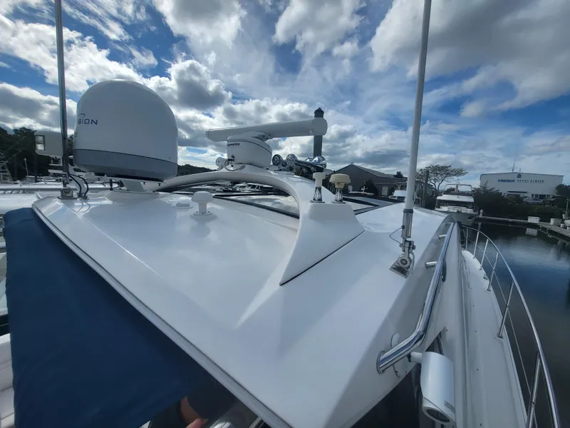 Slide: The Image of 2013 Sea Ray 510 Sundancer yacht with radar equipment under a cloudy sky. - 38