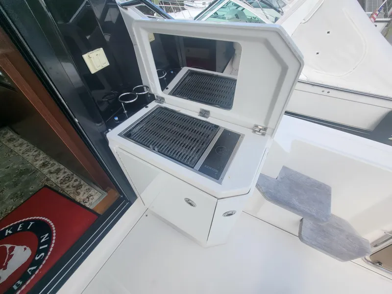 Slide: The Image of Outdoor grill on 2013 Sea Ray 510 Sundancer yacht deck. - 42