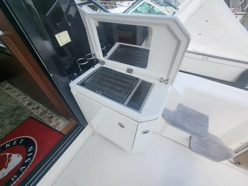 Slide: The Image of Outdoor grill on 2013 Sea Ray 510 Sundancer yacht deck. - 43