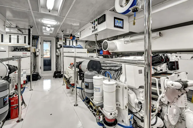 Slide: The Image of Hatteras 100 Raised Pilothouse 2005 - 52