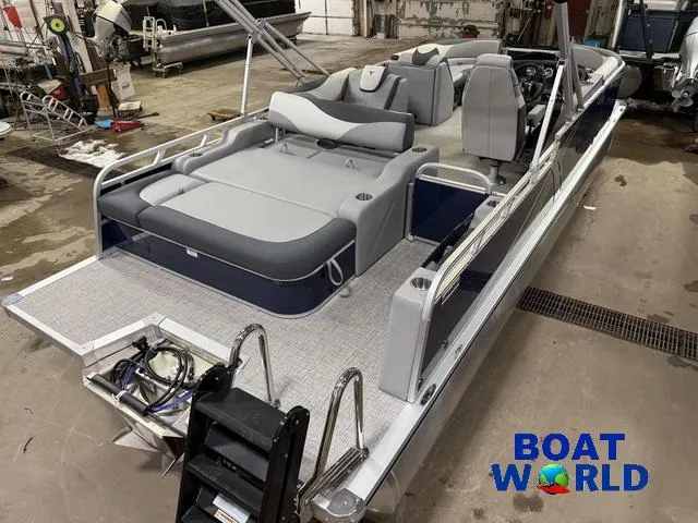 Slide: The Image of Tahoe LTZ 2385 Swingback (VRB) & Honda 4-Stroke EFI 2025 - 49