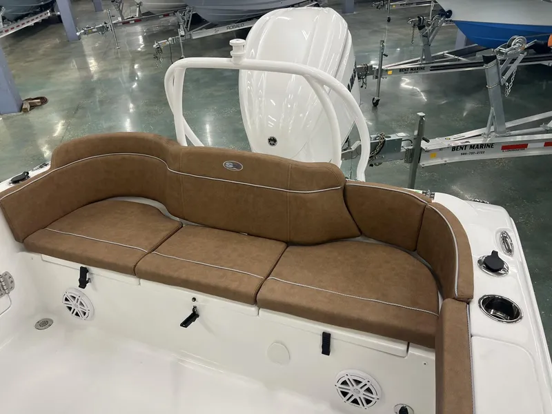 Slide: The Image of Sea Hunt Ultra 245 SE 2025 - 10