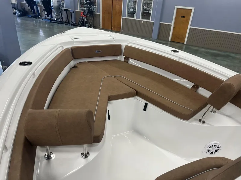 Slide: The Image of Sea Hunt Ultra 245 SE 2025 - 6