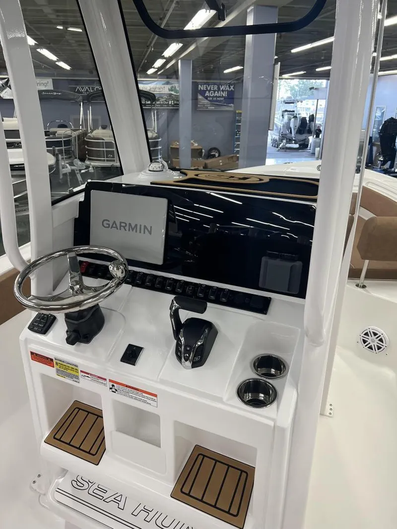 Slide: The Image of Sea Hunt Ultra 245 SE 2025 - 9