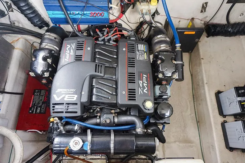 Slide: The Image of Mercury V8 engine in 2000 Regal Commodore 2660 boat, detailed view. - 41