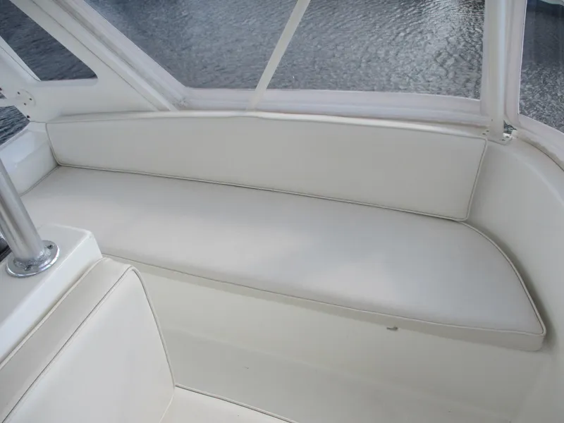 Slide: The Image of White seating area on a 1997 Ocean Yachts 40 Super Sport boat. - 22