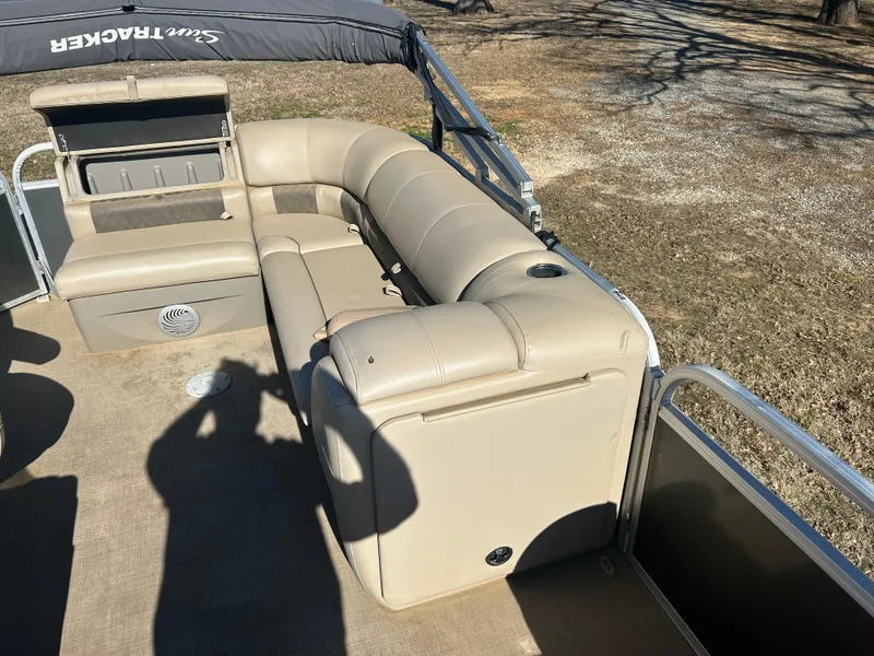 Slide: The Image of Sun Tracker Party Barge 20 DLX 2021 - 17