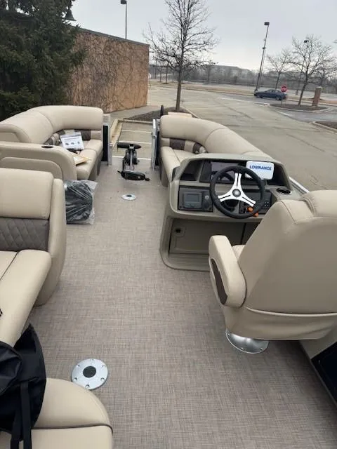 Slide: The Image of Sun Tracker SportFish 22 DLX 2025 - 4