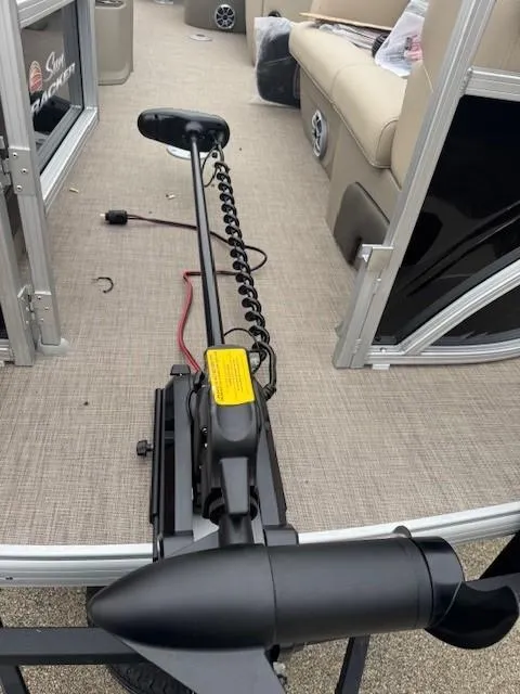 Slide: The Image of 2025 Sun Tracker SportFish 22 DLX boat interior with trolling motor. - 5