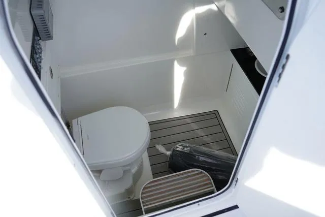 Slide: The Image of Sea Pro 292 CC 2025 - 10