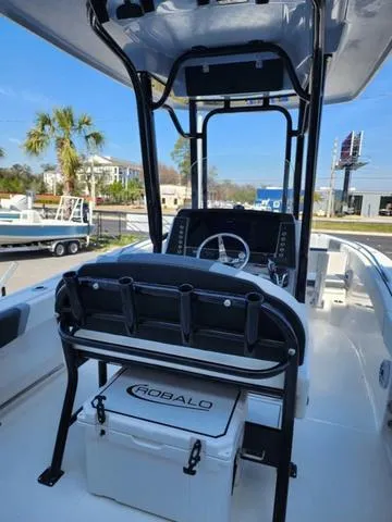 Slide: The Image of Robalo R232 Explorer 2025 - 10