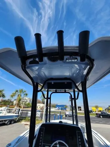 Slide: The Image of Robalo R232 Explorer 2025 - 15