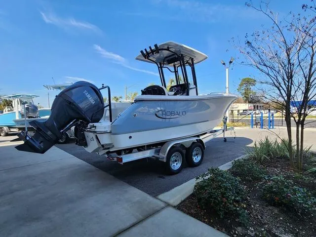 Slide: The Image of Robalo R232 Explorer 2025 - 5