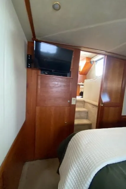 Slide: The Image of Interior of 2002 Silverton 453 Motor Yacht with TV and cozy cabin space. - 48