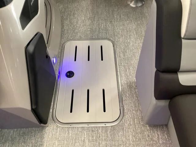 Slide: The Image of Premier 230 Solaris RL 2025 - 15